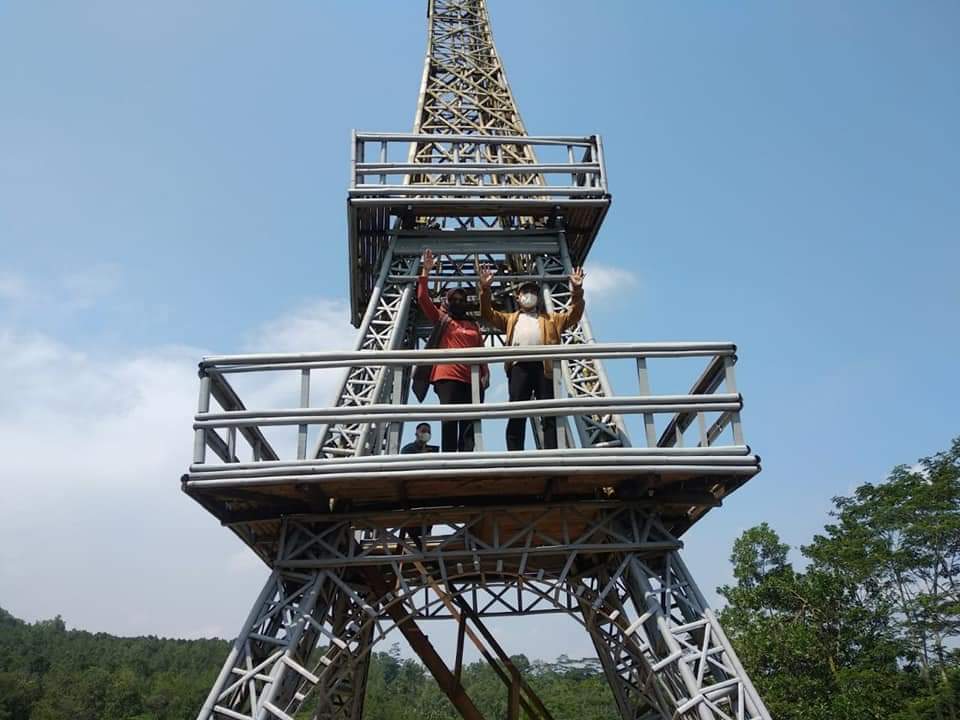 Detail Puncak Menara Eiffel Nomer 25