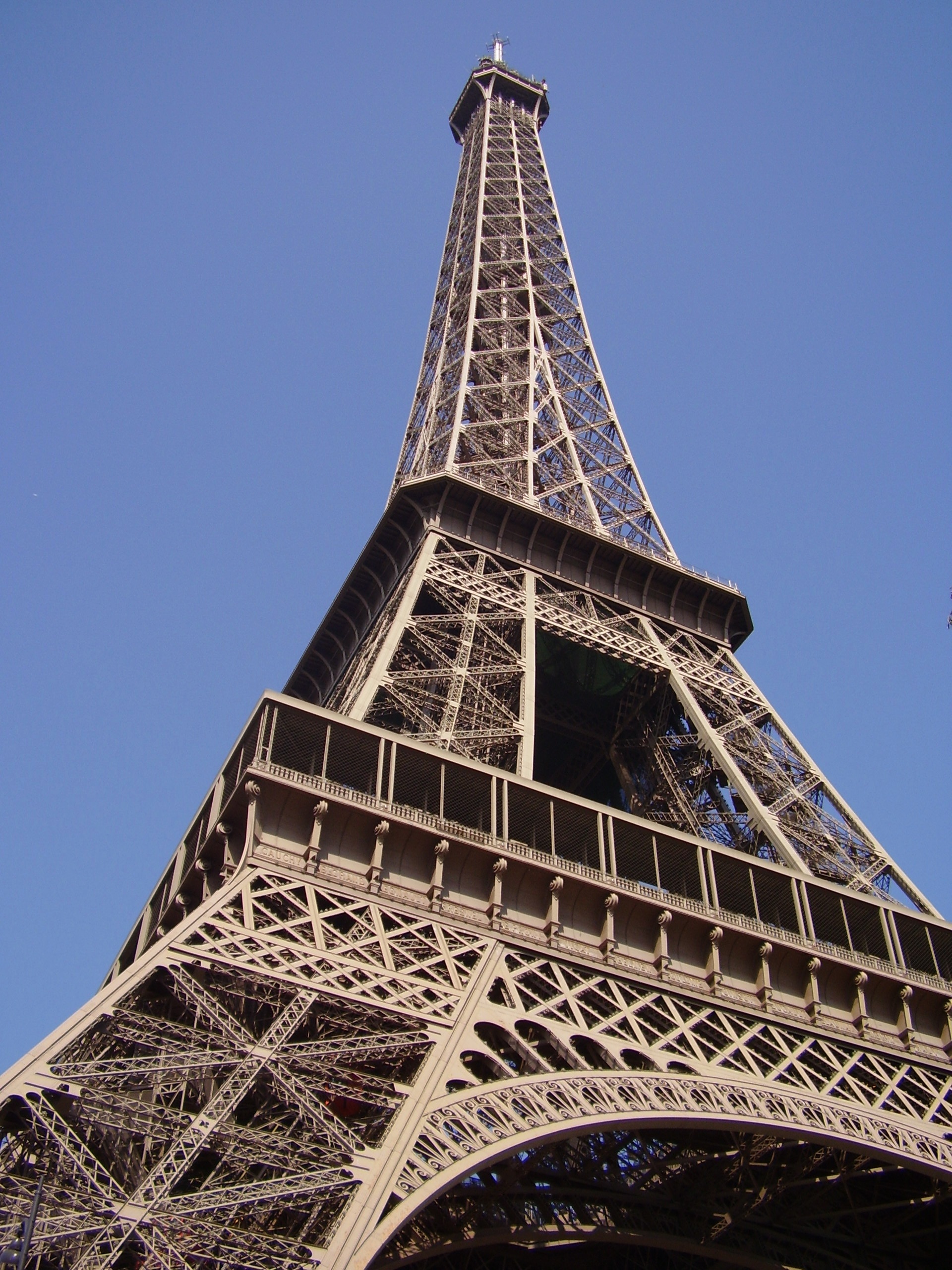 Detail Puncak Menara Eiffel Nomer 30