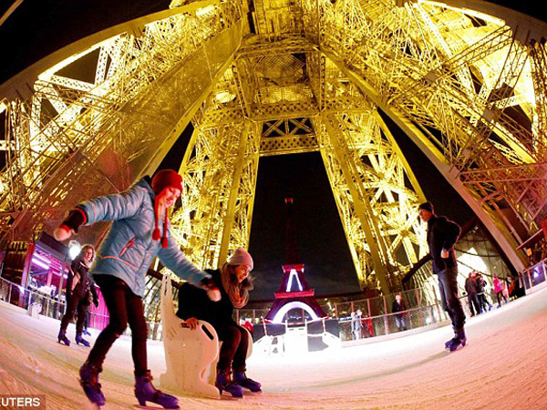 Detail Puncak Menara Eiffel Nomer 34