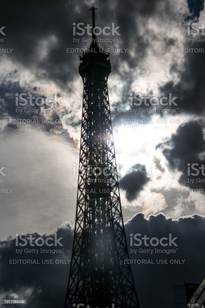 Detail Puncak Menara Eiffel Nomer 35