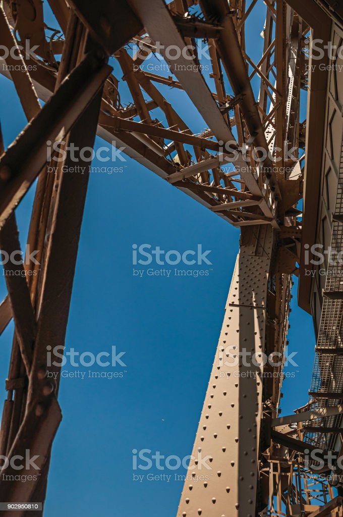Detail Puncak Menara Eiffel Nomer 38