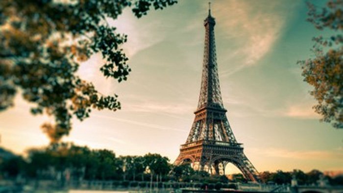 Detail Puncak Menara Eiffel Nomer 40