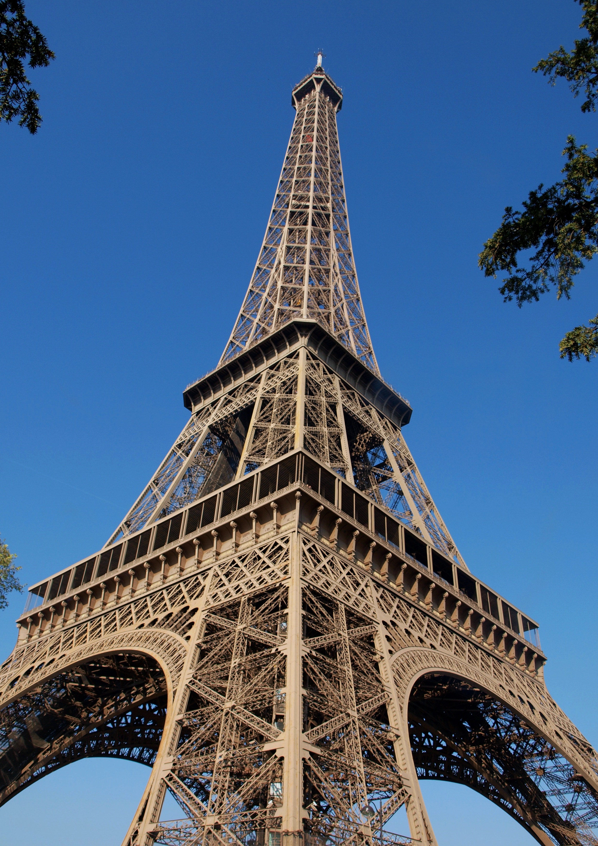 Detail Puncak Menara Eiffel Nomer 8