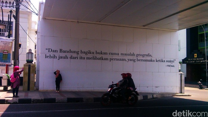 Detail Quotes Pidi Baiq Tentang Bandung Nomer 18