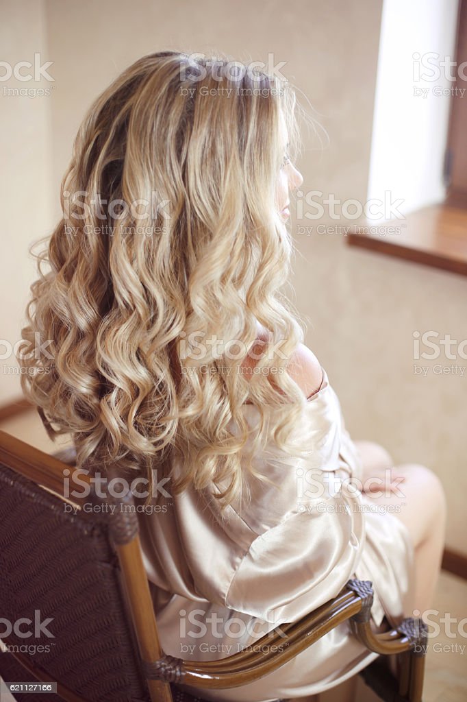 Detail Rambut Curly Panjang Dari Belakang Nomer 8