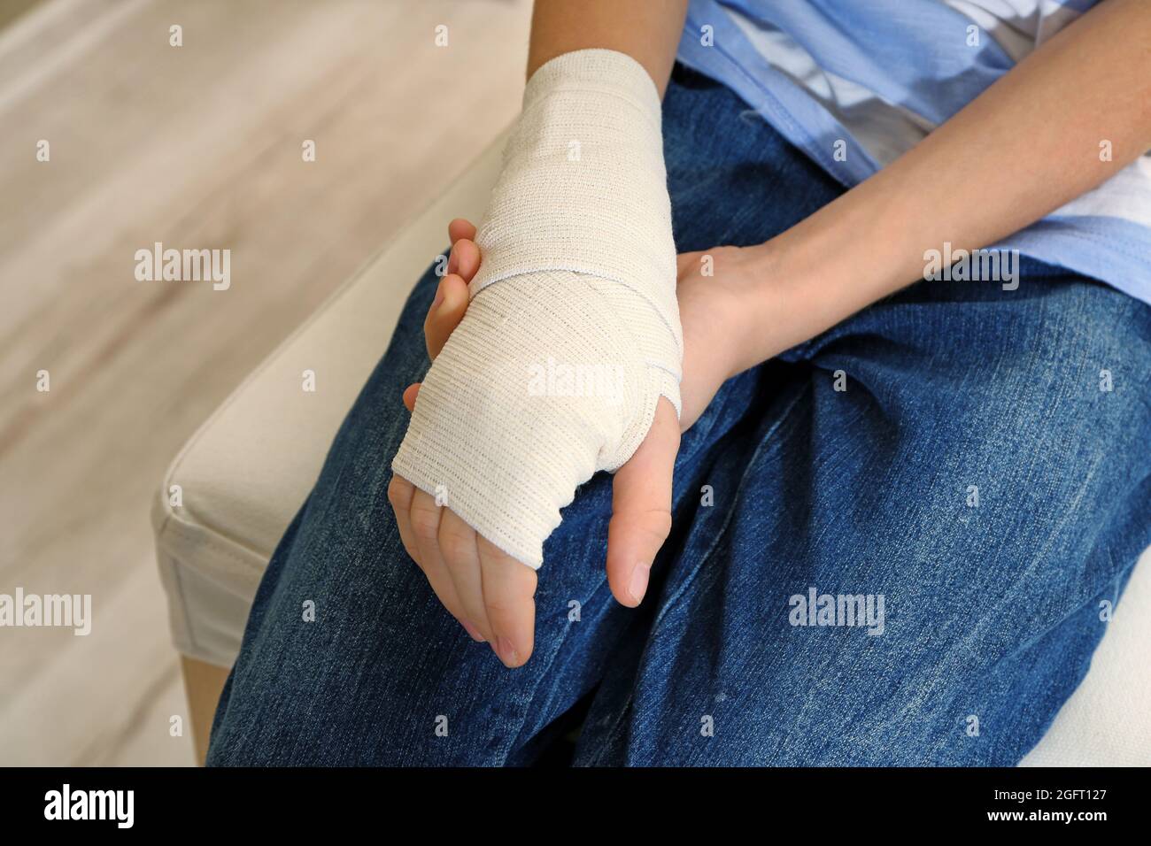 Detail Real Hand Bandage Pic Nomer 10