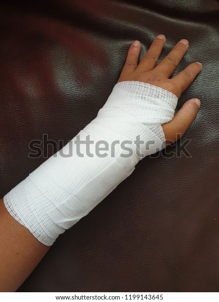 Detail Real Hand Bandage Pic Nomer 49