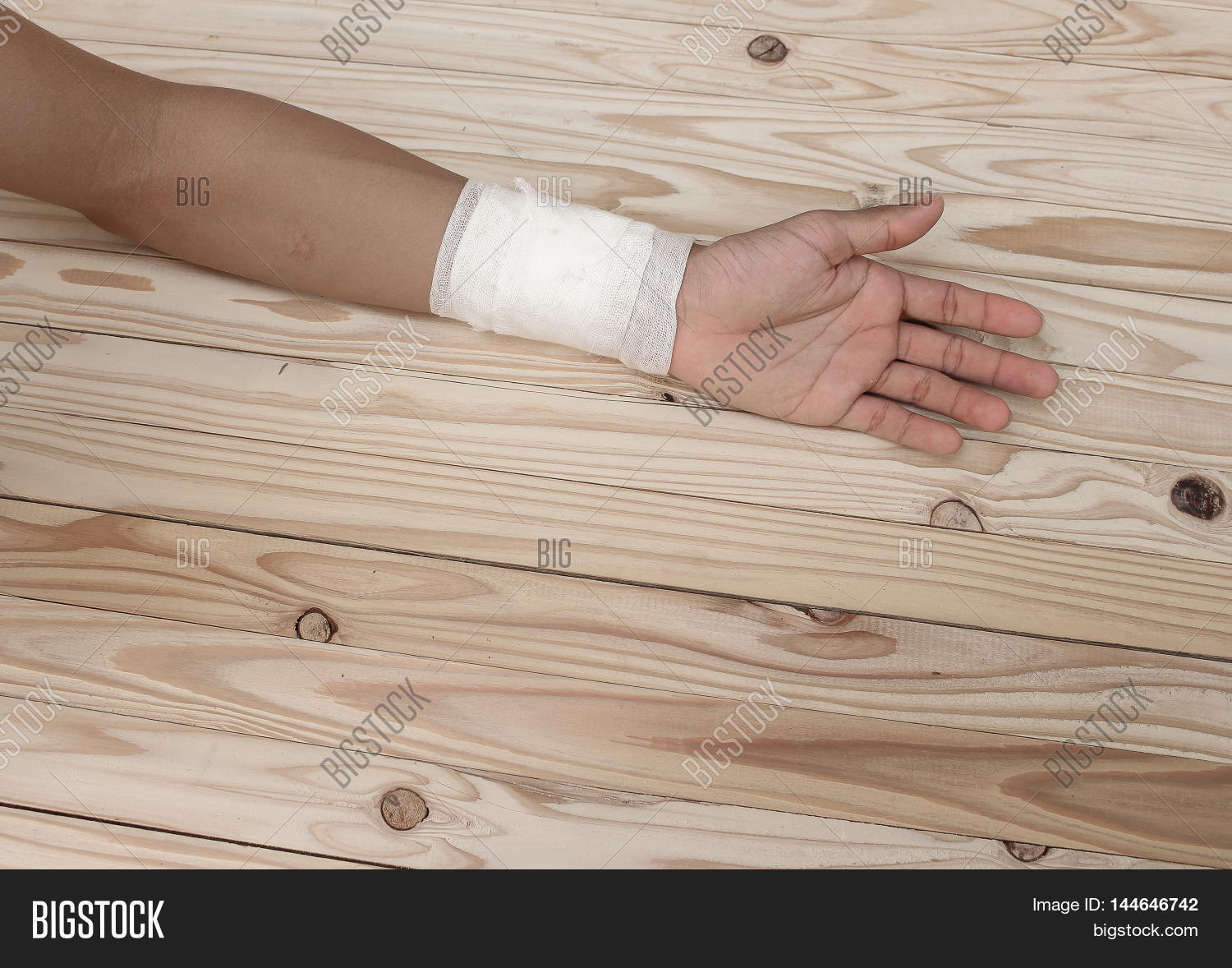 Detail Real Hand Bandage Pic Nomer 53