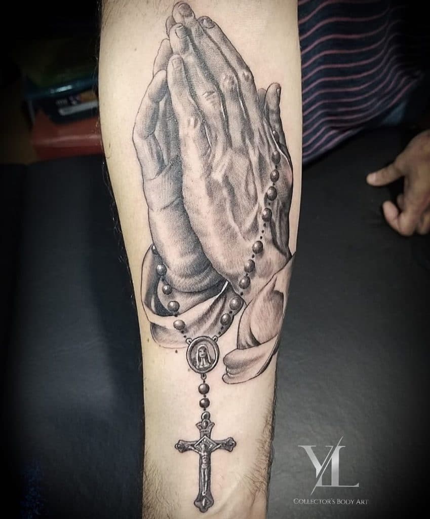 Detail Realistic Praying Hands With Cross Nomer 6