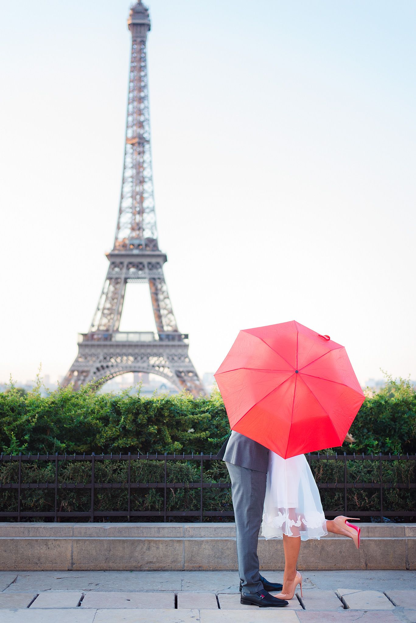 Detail Red Umbrella Eiffel Tower Nomer 22