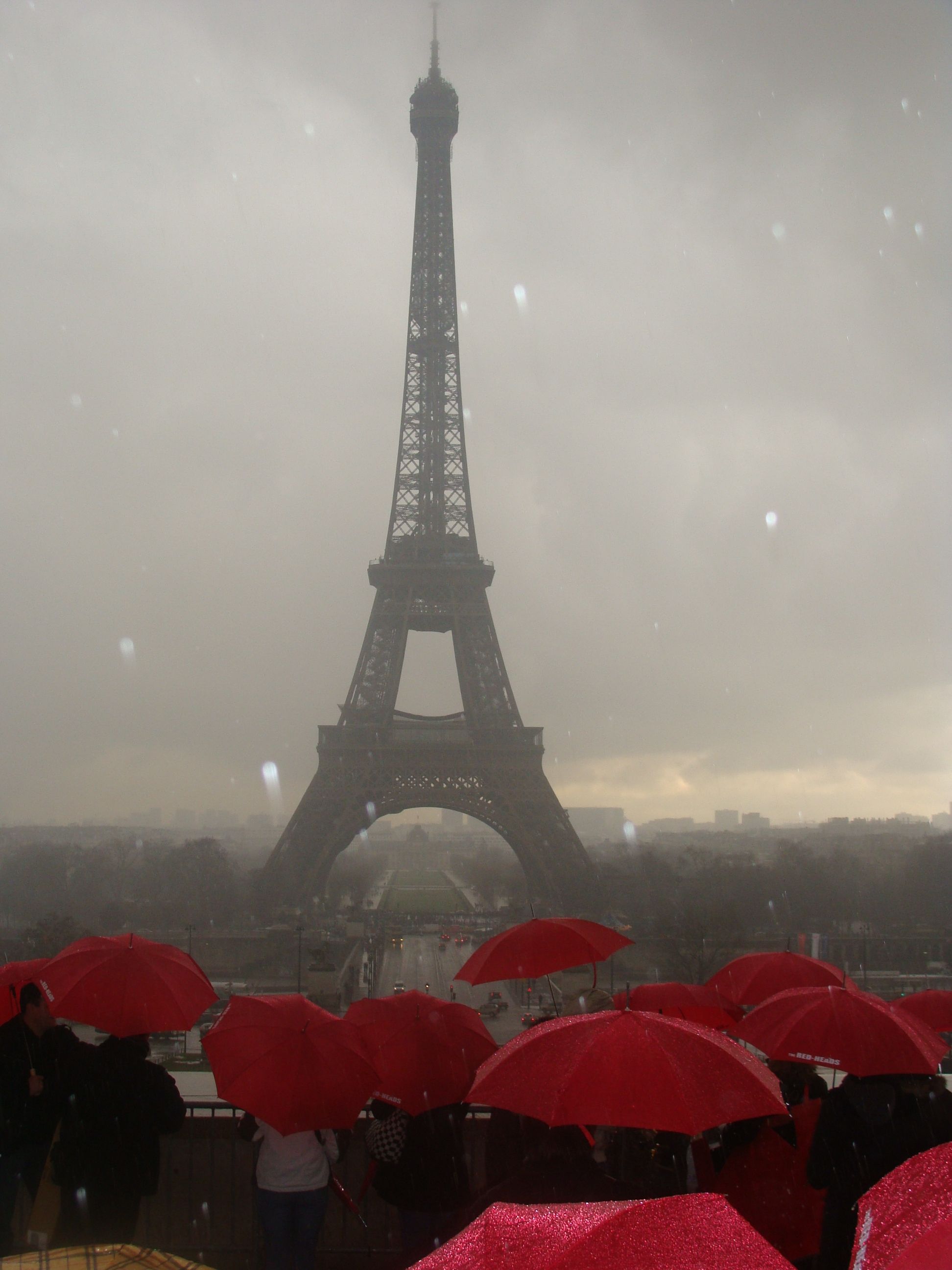 Detail Red Umbrella Eiffel Tower Nomer 5