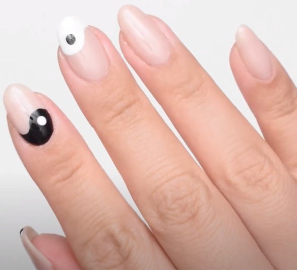 Detail Red Yin Yang Nails Nomer 29