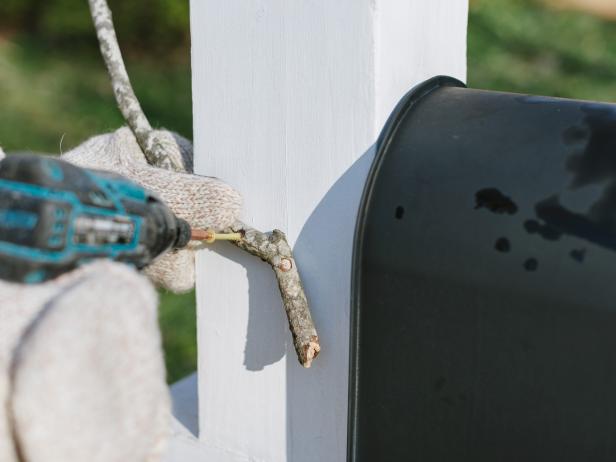 Detail Reindeer Mailbox Nomer 28