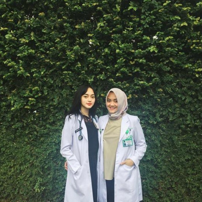 Download Dokter Perempuan Cantik Nomer 23