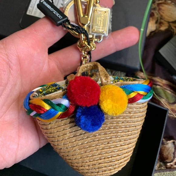 Detail Dolce And Gabbana Keychain Nomer 51