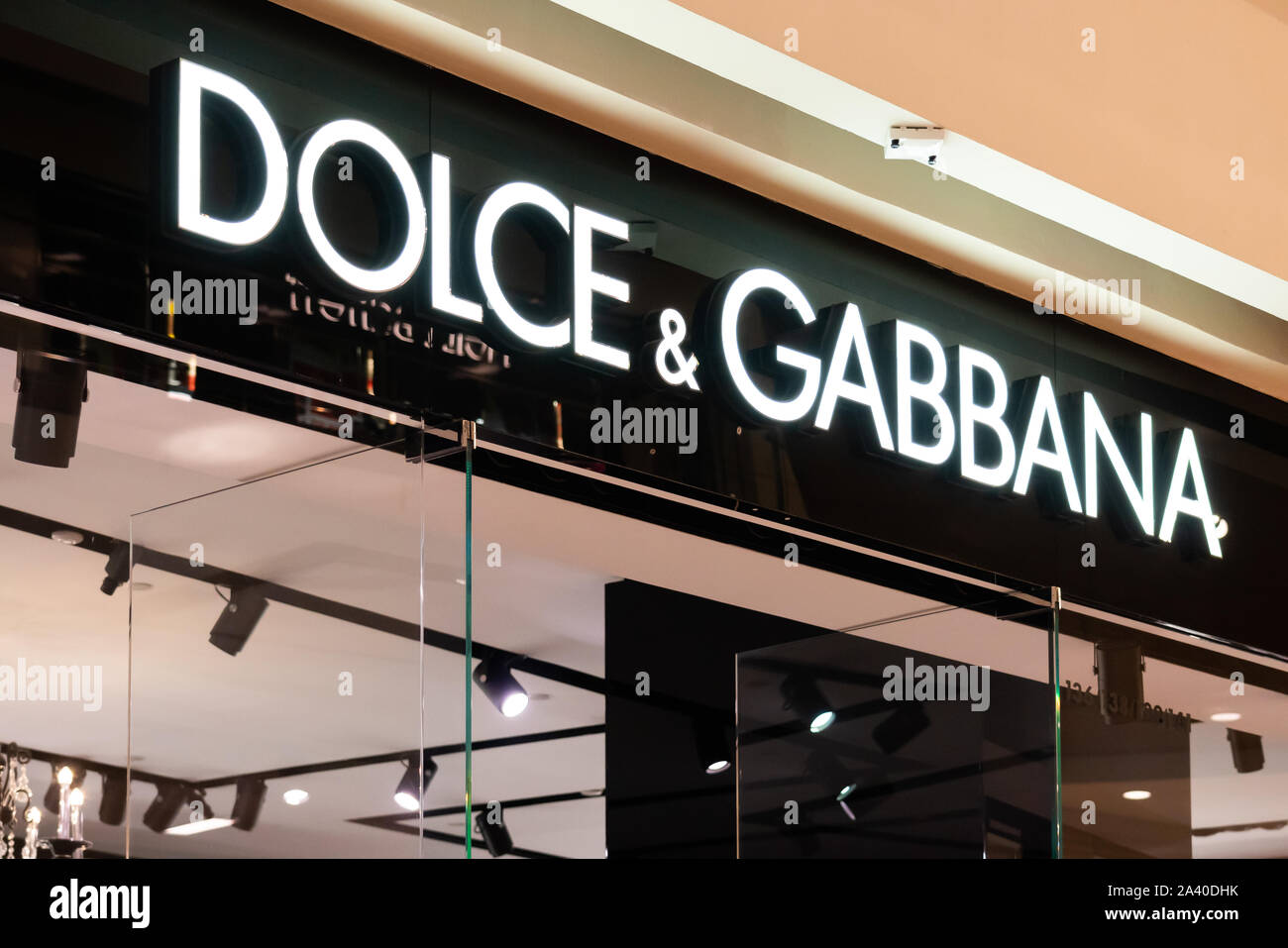Detail Dolce Gabbana Logotipo Nomer 38