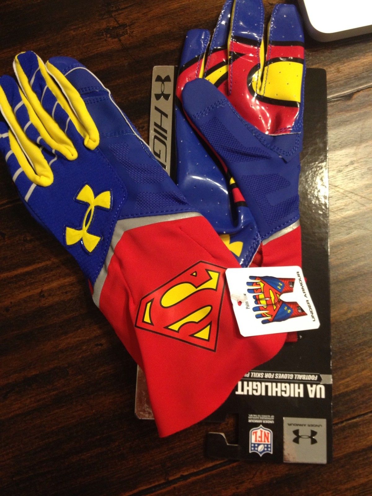 Detail Under Armor Superman Gloves Nomer 2