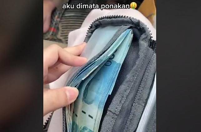 Detail Dompet Berisi Uang Nomer 39