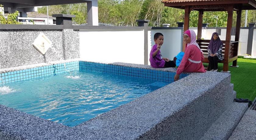 Detail Rumah Ada Kolam Renang Dan Taman Nomer 35