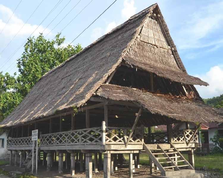 Detail Rumah Adat Baileo Maluku Nomer 12