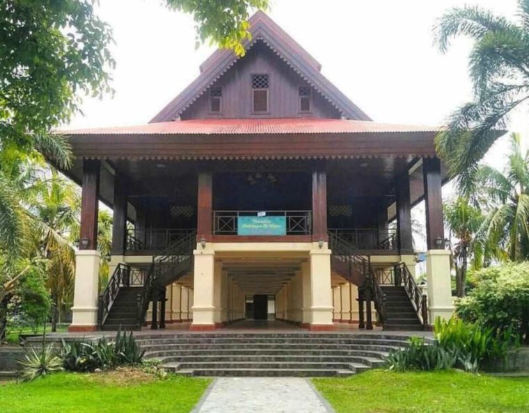 Detail Rumah Adat Dulohupa Koleksi Nomer 7
