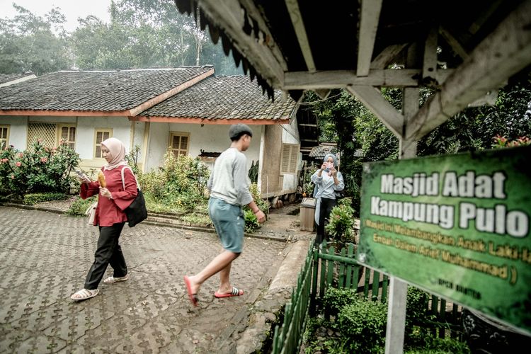 Detail Rumah Adat Kampung Pulo Nomer 17