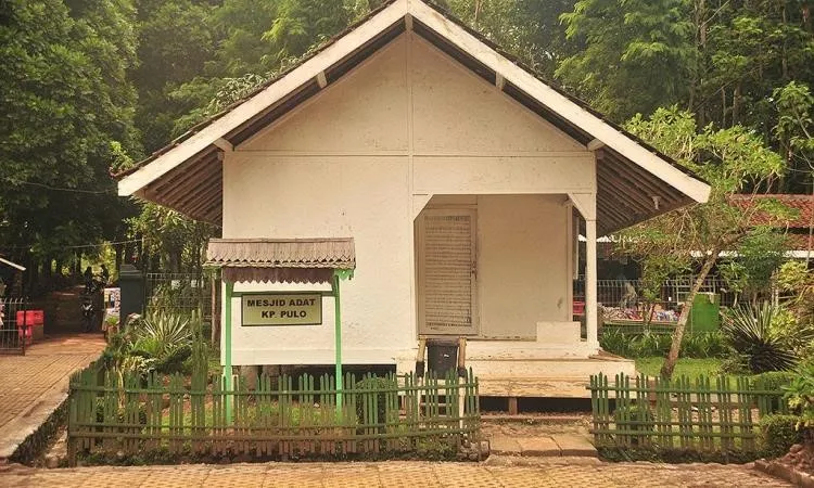 Detail Rumah Adat Kampung Pulo Nomer 18