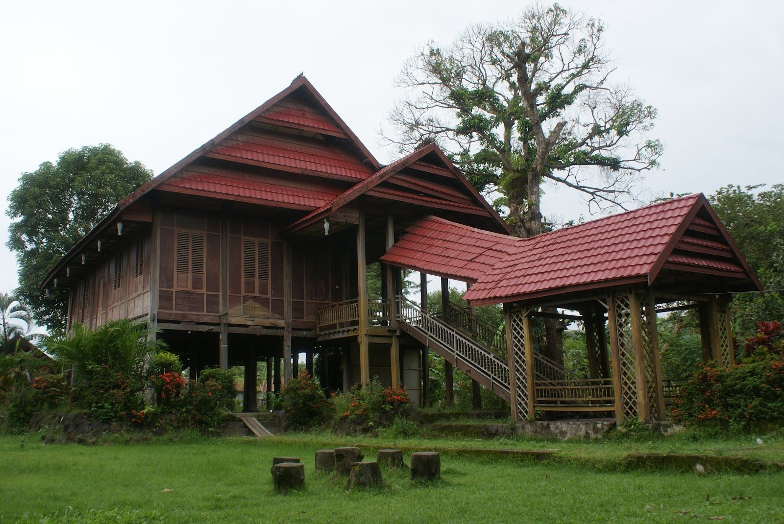 Rumah Adat Luwu - KibrisPDR