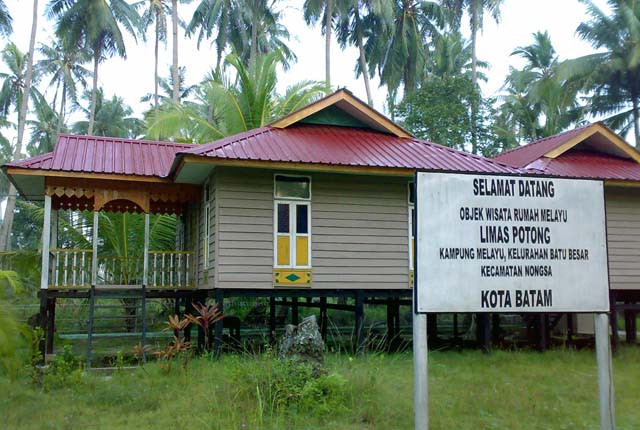 Detail Rumah Adat Malaysia Nomer 13