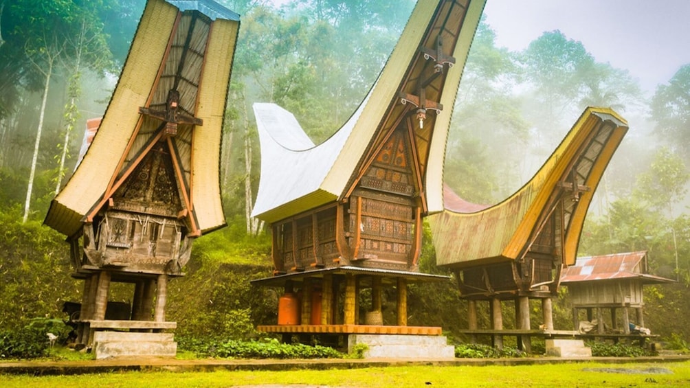 Rumah Adat Masyarakat Toraja - KibrisPDR