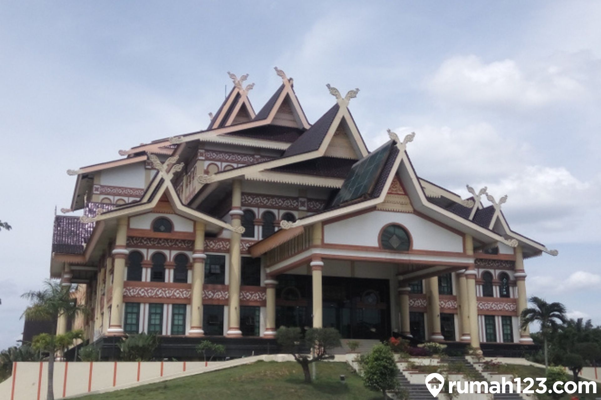 Detail Rumah Adat Pekanbaru Nomer 4