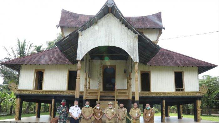 Detail Rumah Adat Rokan Hulu Nomer 38