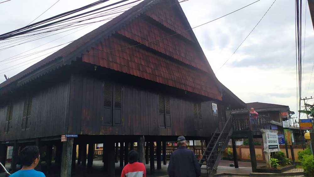 Detail Rumah Adat Samarinda Koleksi Nomer 27