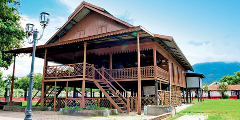 Rumah Adat Souraja - KibrisPDR