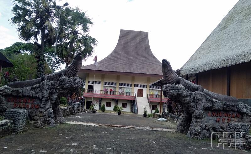 Detail Rumah Adat Temukung Nomer 18