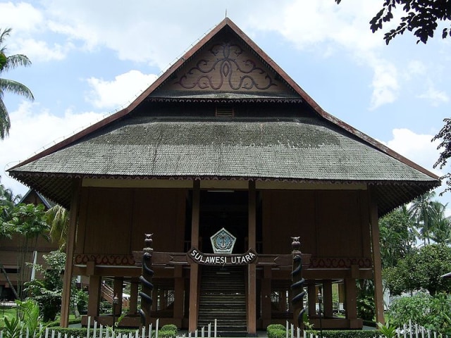 Detail Rumah Adat Woloan Nomer 23