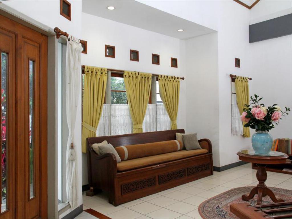 Detail Rumah Asri Bed And Breakfast Bandung Nomer 15