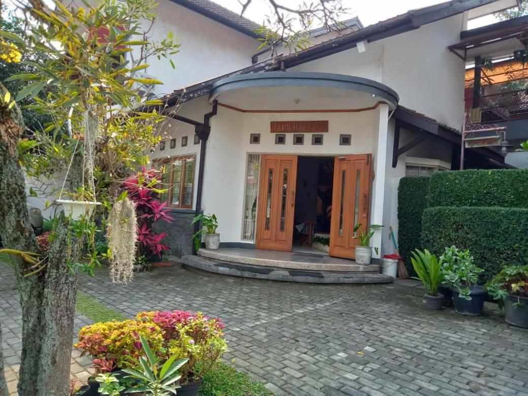 Detail Rumah Asri Bed And Breakfast Bandung Nomer 21