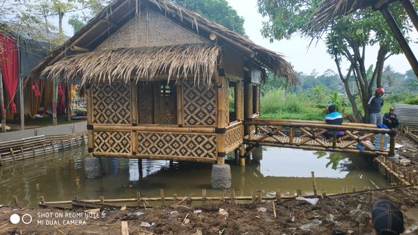 Detail Rumah Bambu Diatas Kolam Ikan Nomer 41