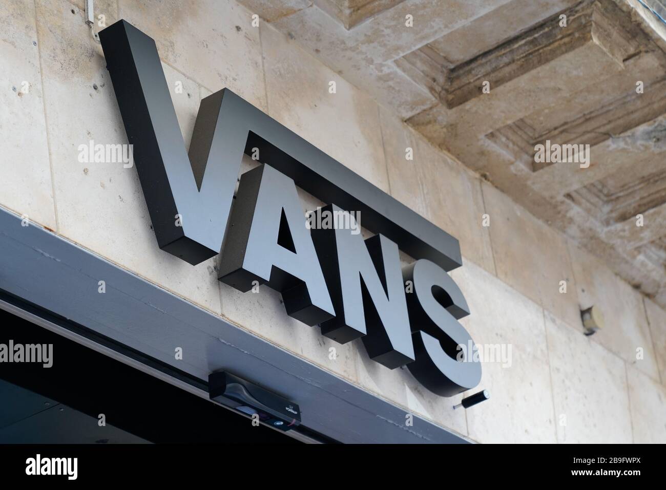 Detail Vans Logo Nomer 55