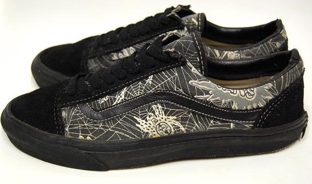 Detail Vans Spider Web Shoes Nomer 16