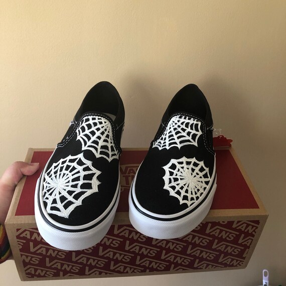 Detail Vans Spider Web Shoes Nomer 30