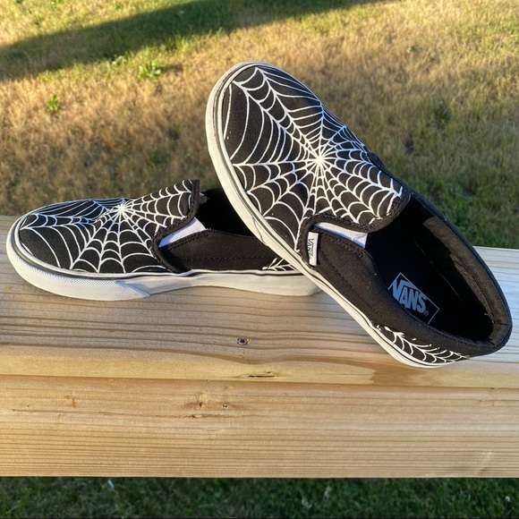 Detail Vans Spider Web Shoes Nomer 35