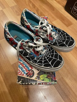Detail Vans Spider Web Shoes Nomer 52