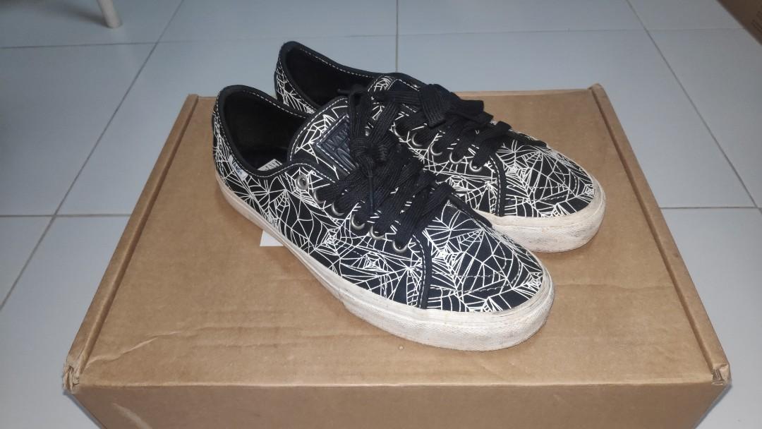 Detail Vans Spider Web Shoes Nomer 55