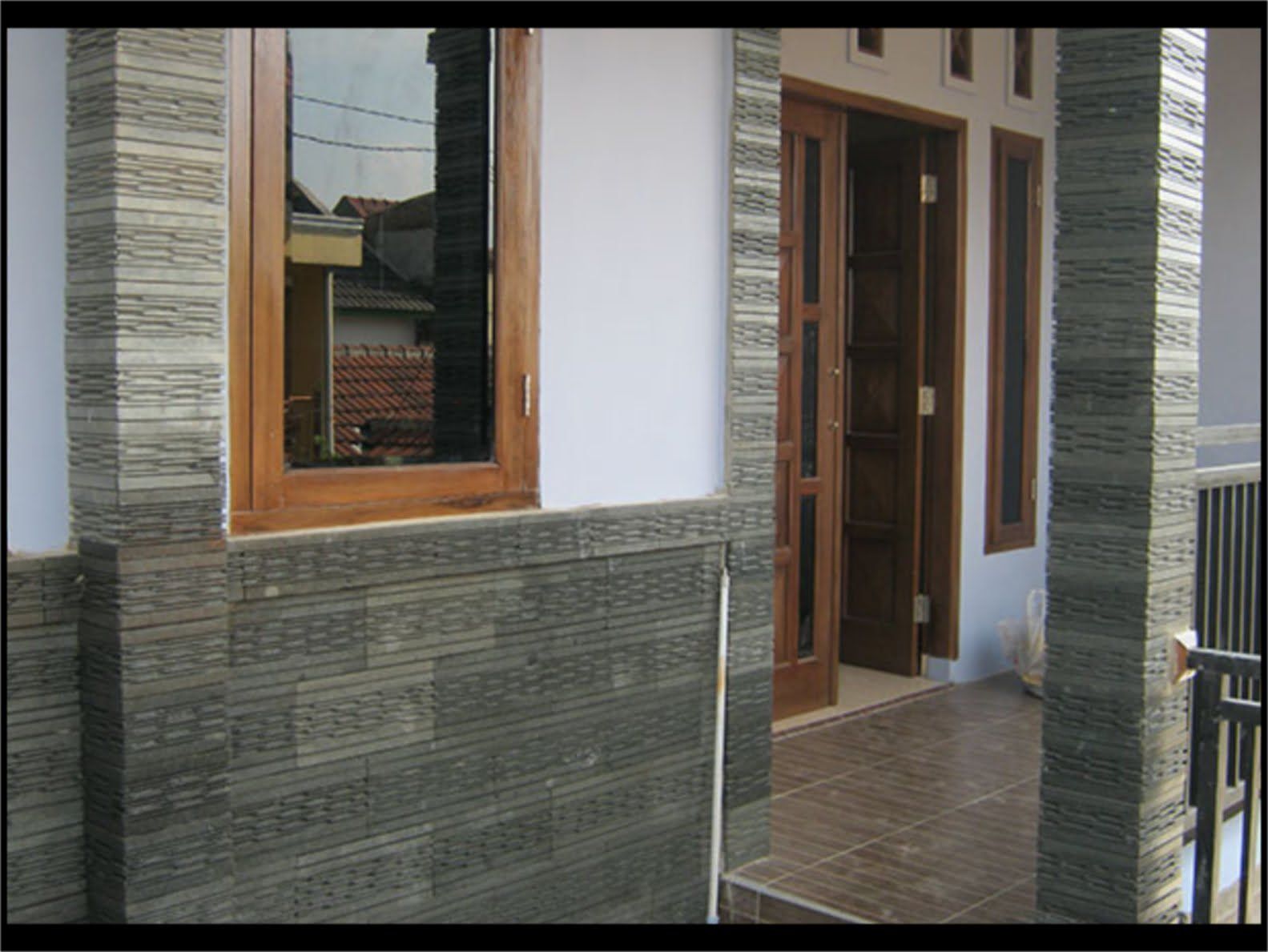 Detail Rumah Dengan Dinding Batu Alam Nomer 3