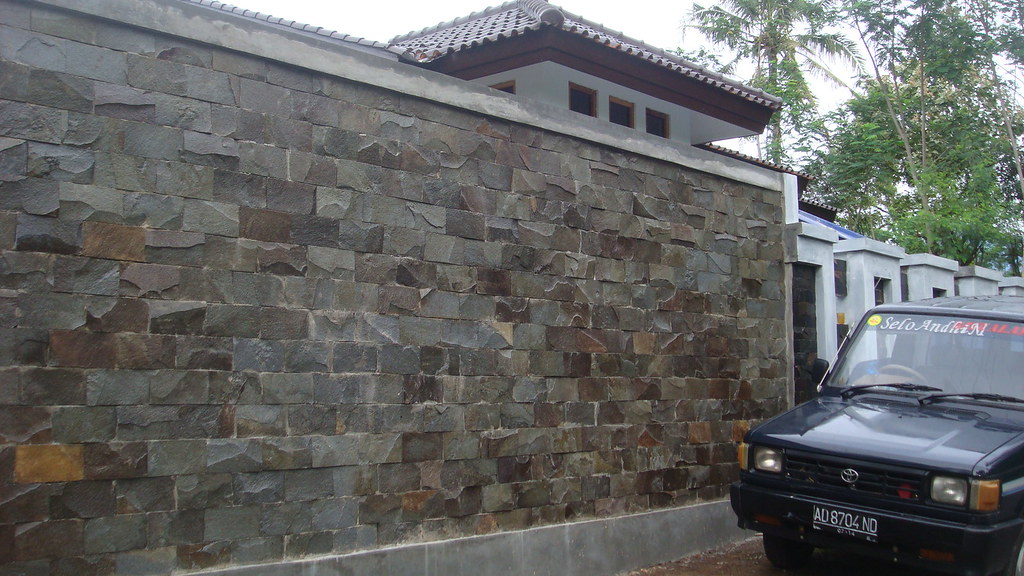 Detail Rumah Dengan Dinding Batu Alam Nomer 44