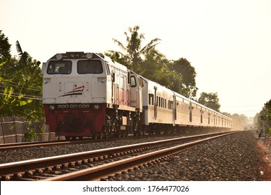 Detail Vector Kereta Api Nomer 28