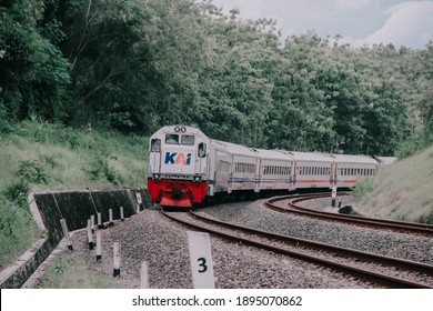 Detail Vector Kereta Api Nomer 32