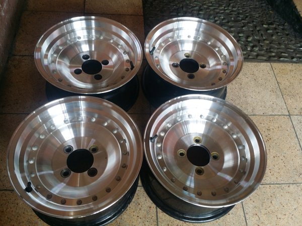 Detail Velg Mobil Retro Nomer 2